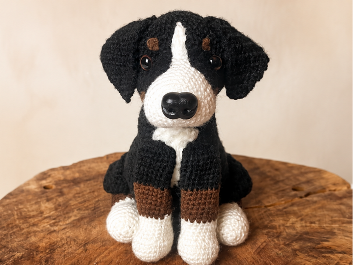 Häkelanleitung für einen sitzenden Appenzeller Sennenhund Amigurumi