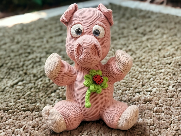 Sizzle the good-luck pig XXL