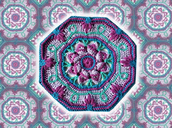 Achteckiges gehäkeltes Granny-Motiv in Lila, Rosa und Türkis mit floralem Muster