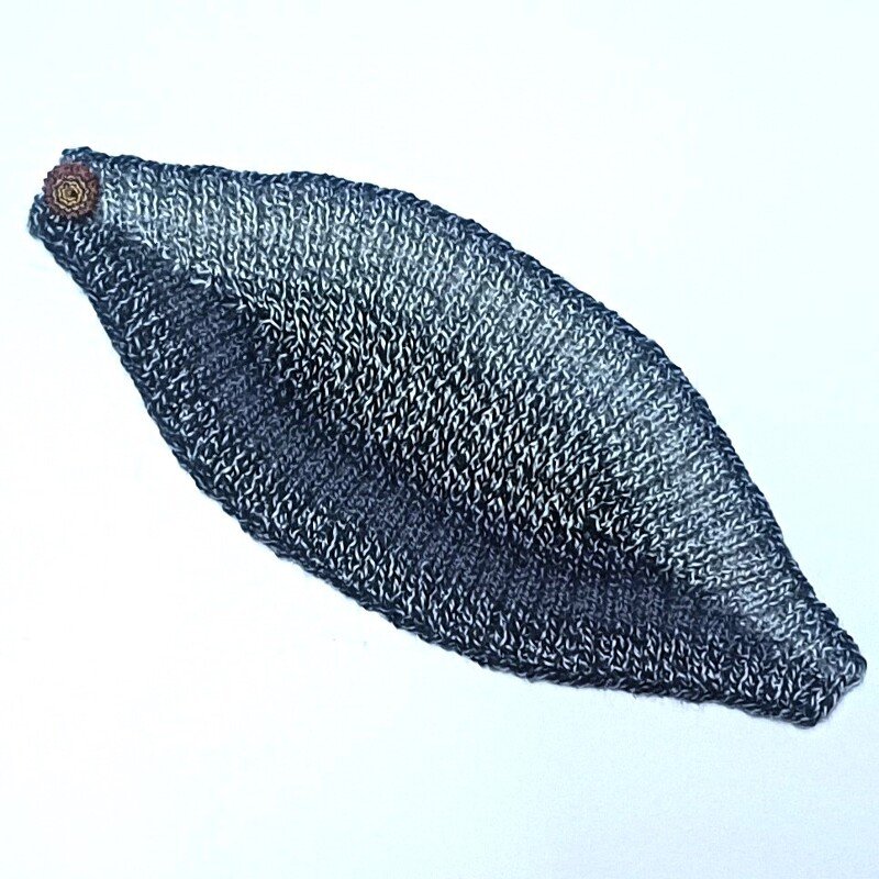 Gestricktes grau-schwarz meliertes Stirnband in Blattform mit Knopf