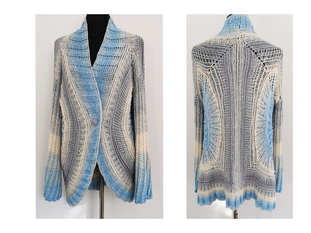 Vorder- und Rückansicht einer gehäkelten Damenjacke in Blau-, Grau- und Beigetönen mit Schalkragen und einem Knopf