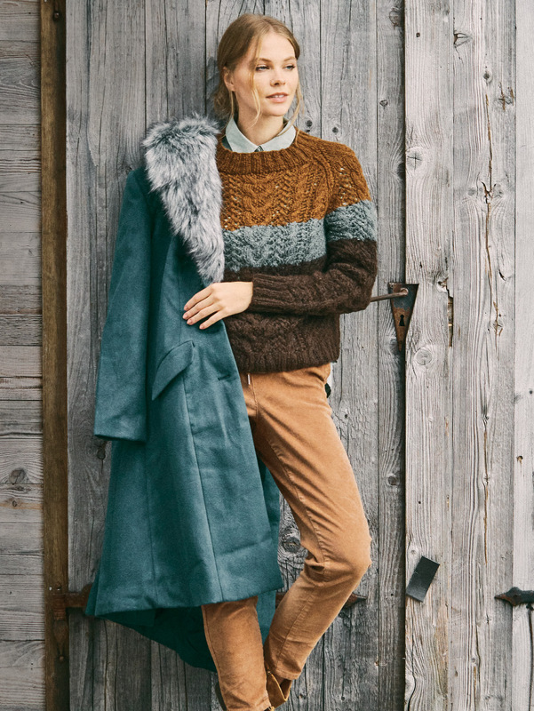 Zopfmusterpullover in Waldtönen mit Raglanabnahmen