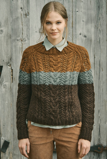 Zopfmusterpullover in Waldtönen mit Raglanabnahmen