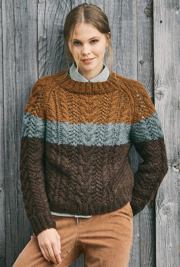Zopfmusterpullover in Waldtönen mit Raglanabnahmen