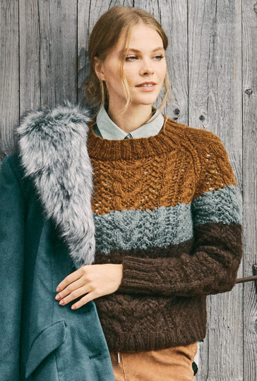 Zopfmusterpullover in Waldtönen mit Raglanabnahmen