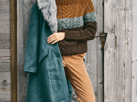 Zopfmusterpullover in Waldtönen mit Raglanabnahmen