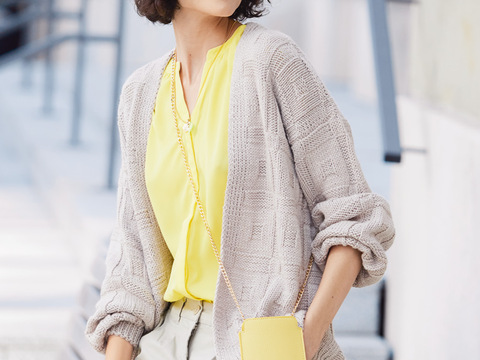 Mütze und Cardigan in Beige