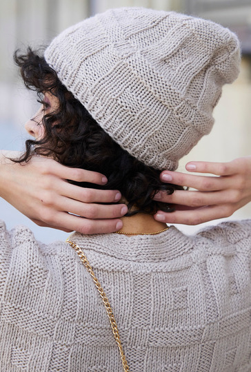 Mütze und Cardigan in Beige