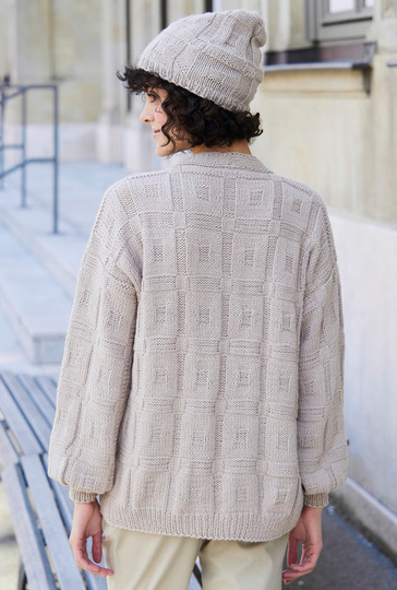 Mütze und Cardigan in Beige