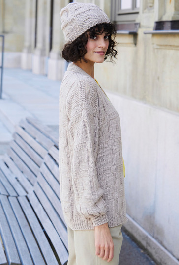 Mütze und Cardigan in Beige