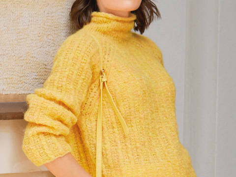 Gelber Pullover mit Zöpfchen und Lochmuster