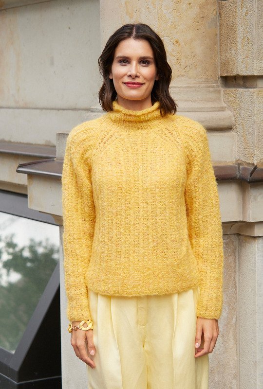 Gelber Pullover mit Zöpfchen und Lochmuster - Bild 5