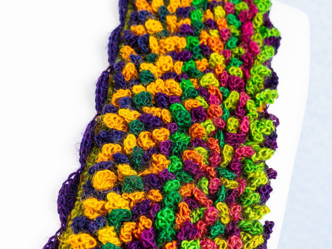 Bunter Häkelschal mit Noppenmuster in Gelb, Lila, Grün, Pink und Orange