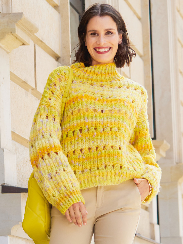 Gelber Pullover mit Fallmaschen- und Halbpatentmuster