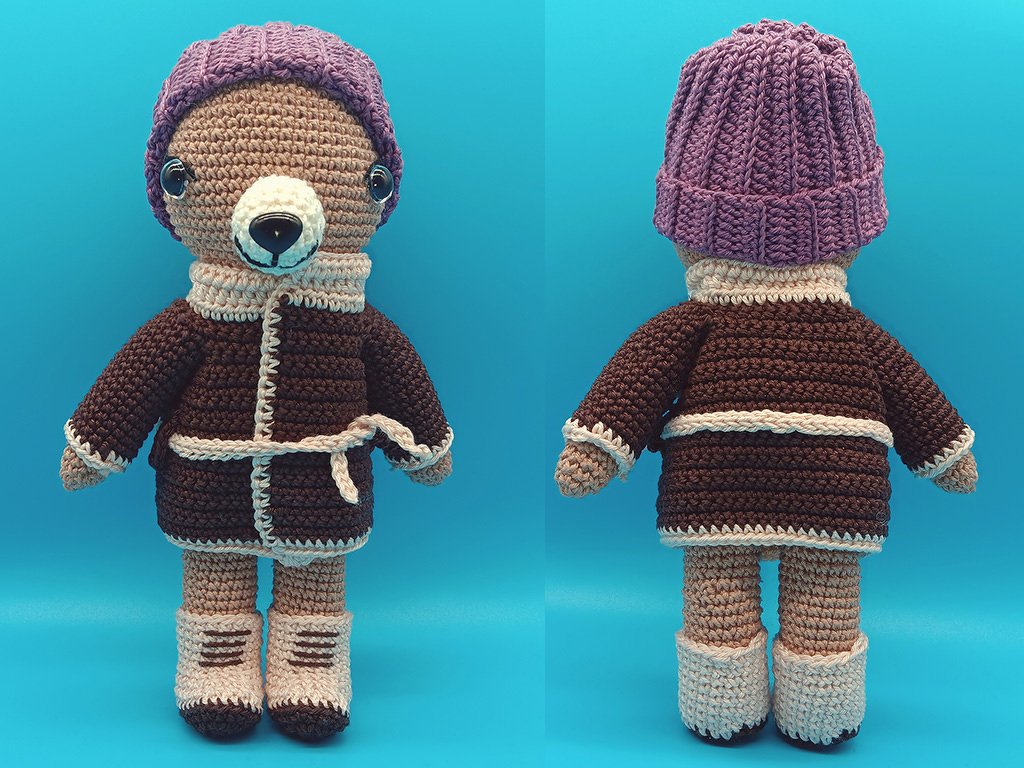 Zwei Ansichten eines gehäkelten Amigurumi-Bären mit dunkelbrauner Jacke, lila Mütze und hellen Stiefeln vor blauem Hintergrund
