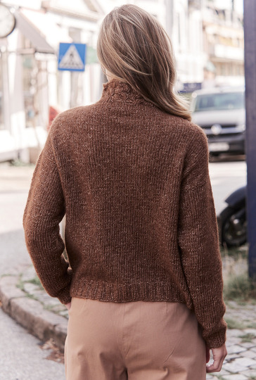 Brauner Pulli mit Zopfmusterpasse