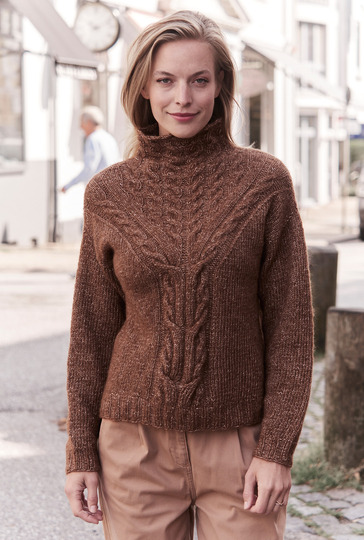 Brauner Pulli mit Zopfmusterpasse