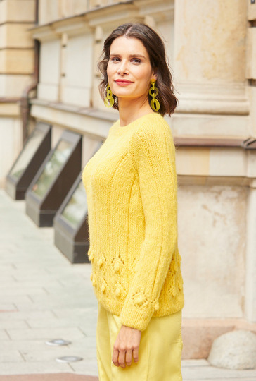 Gelber Raglanpulli mit Noppen-Ajourmuster