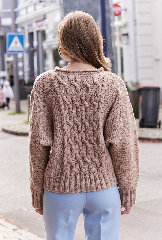 Sandfarbener Pullover mit Fledermausärmeln - Bild 5