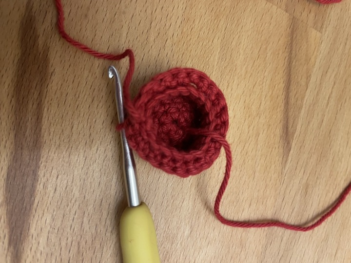 Glückswürmchen Hut, Blume und Schal für "Schornsteinfeger & Schneemann"