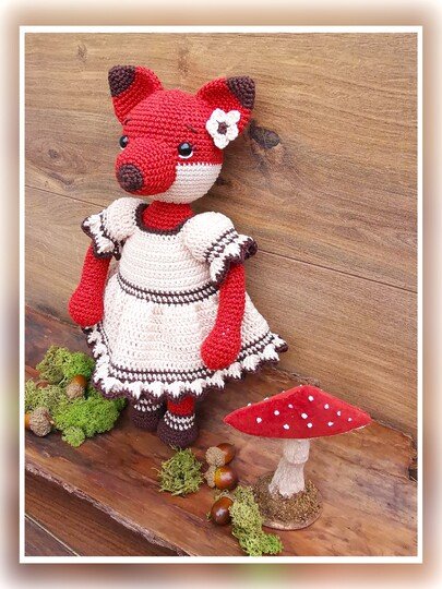 MISS FOXY – Crochetpattern Fox with Dress