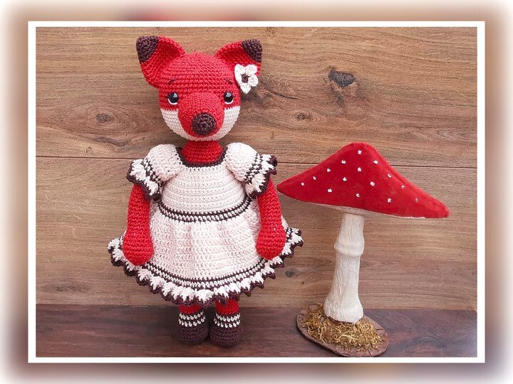 MISS FOXY – Crochetpattern Fox with Dress