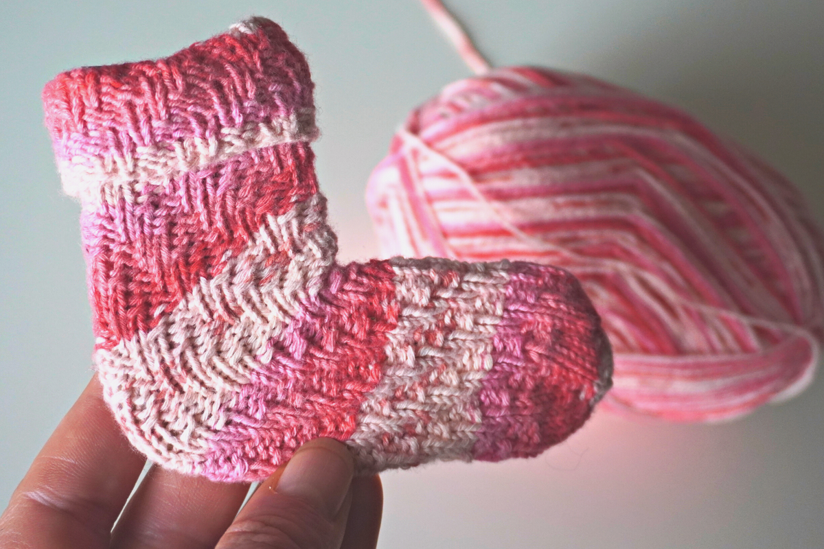 Einfache Babysocken stricken | mitwachsende Socken ohne Ferse, Spiralsocken