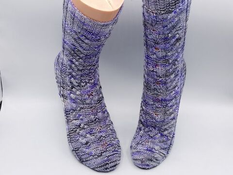 Sockenanleitung "Auf dem Weg", geeignet für Maschenzahlen 64, 68 und 72