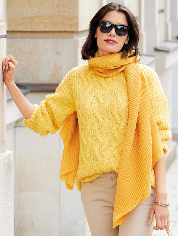 Gelber Pullover mit Zopf-Patentmuster