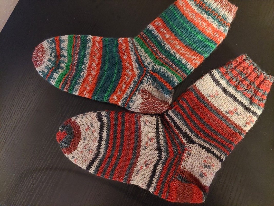 Strickanleitung Weihnachtssocken mit Zopfbündchen in 3 Größen!
