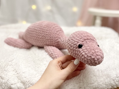 Häkelanleitung Dino „Donna“ | Amigurumi liegender Kuscheldinosaurier
