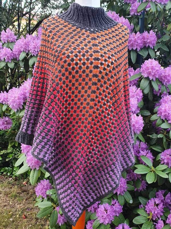 Gehäkelter Damenponcho mit Rippenkragen und Farbverlauf von Grau bis Violett