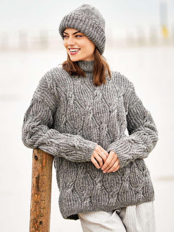 Grauer Pullover und Mütze im Halbpatent