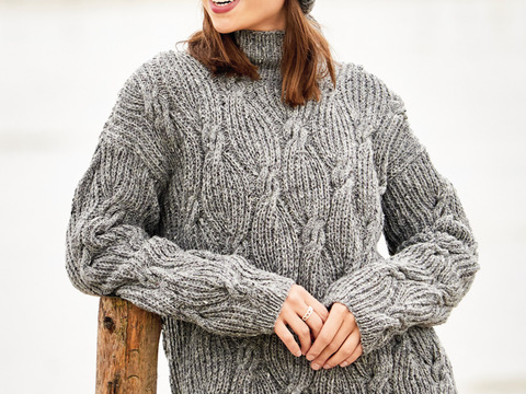 Grauer Pullover und Mütze im Halbpatent