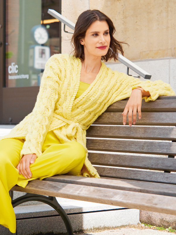 Lange Jacke mit Zopfmuster in Gelb