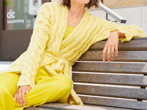 Lange Jacke mit Zopfmuster in Gelb