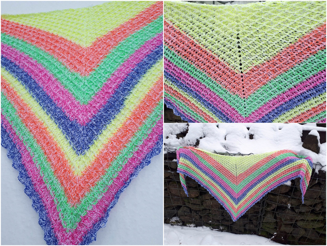 Gehäkeltes Dreieckstuch mit leuchtenden Regenbogenstreifen und Spitzenkante