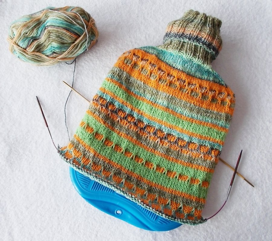 Wärmflaschenbezug aus Sockenwolle mit Muster - Strickanleitung - Bild 2