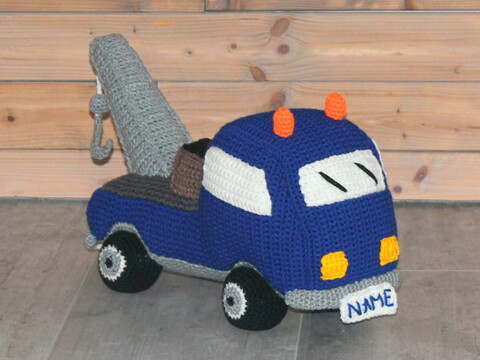 Abschleppwagen häkeln – Kuschelauto, ca. 45 cm, mit Kran (DE & EN)