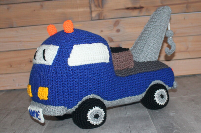 Crochet Tow Truck – Cuddly Toy Car, approx. 45 cm, with Crane (EN & DE)
