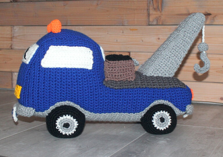 Crochet Tow Truck – Cuddly Toy Car, approx. 45 cm, with Crane (EN & DE)