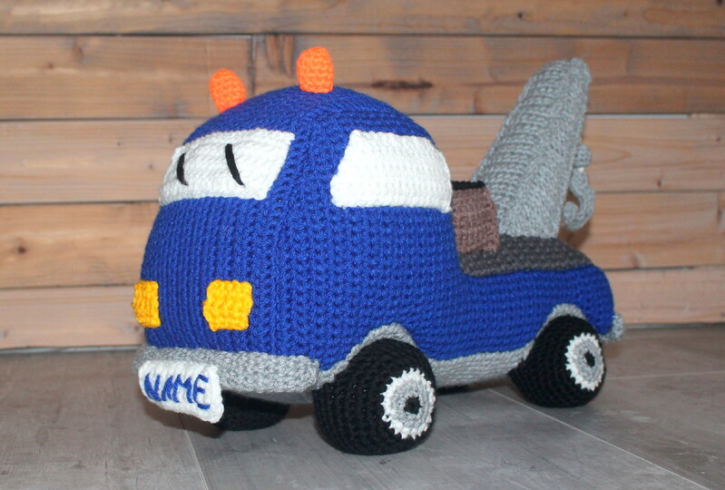 Crochet Tow Truck – Cuddly Toy Car, approx. 45 cm, with Crane (EN & DE)