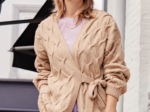 Camelfarbene Jacke mit Zopfmuster