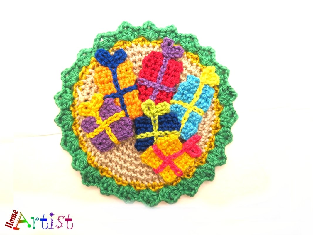 Presents crochet ornament - Image 2
