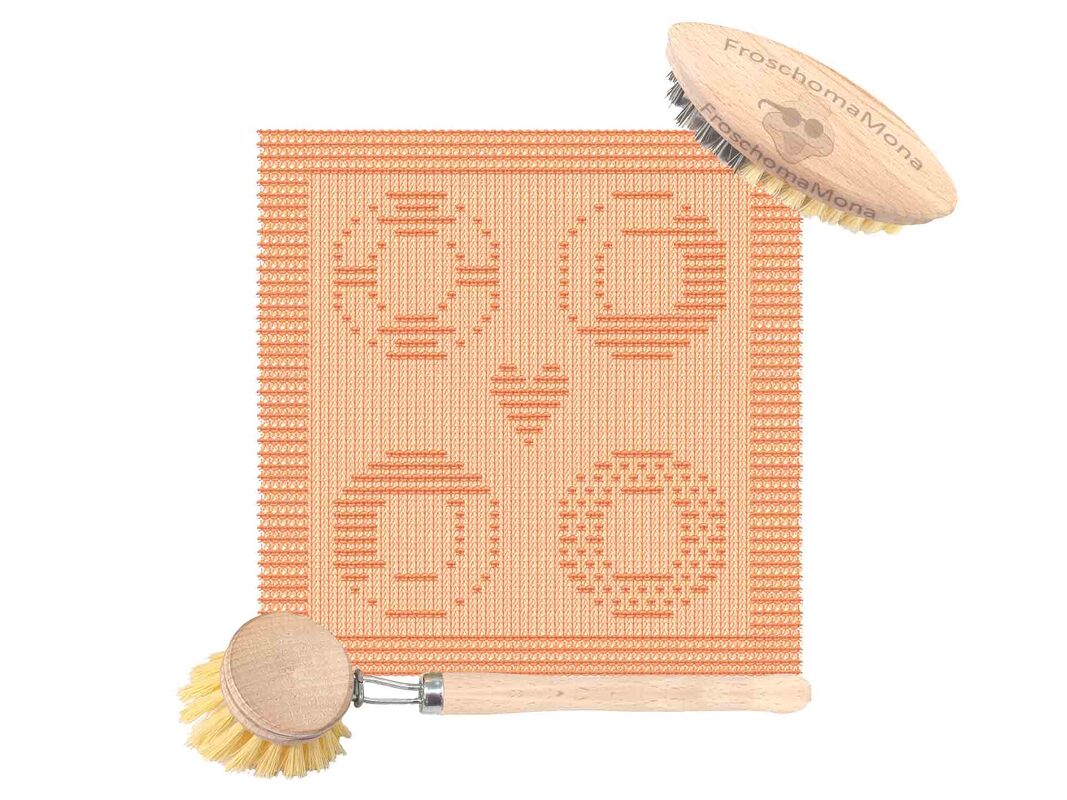 Orangefarbener Lappen mit Kreis- und Herzmotiven, zusammen mit zwei Holz-Haushaltsbbsten