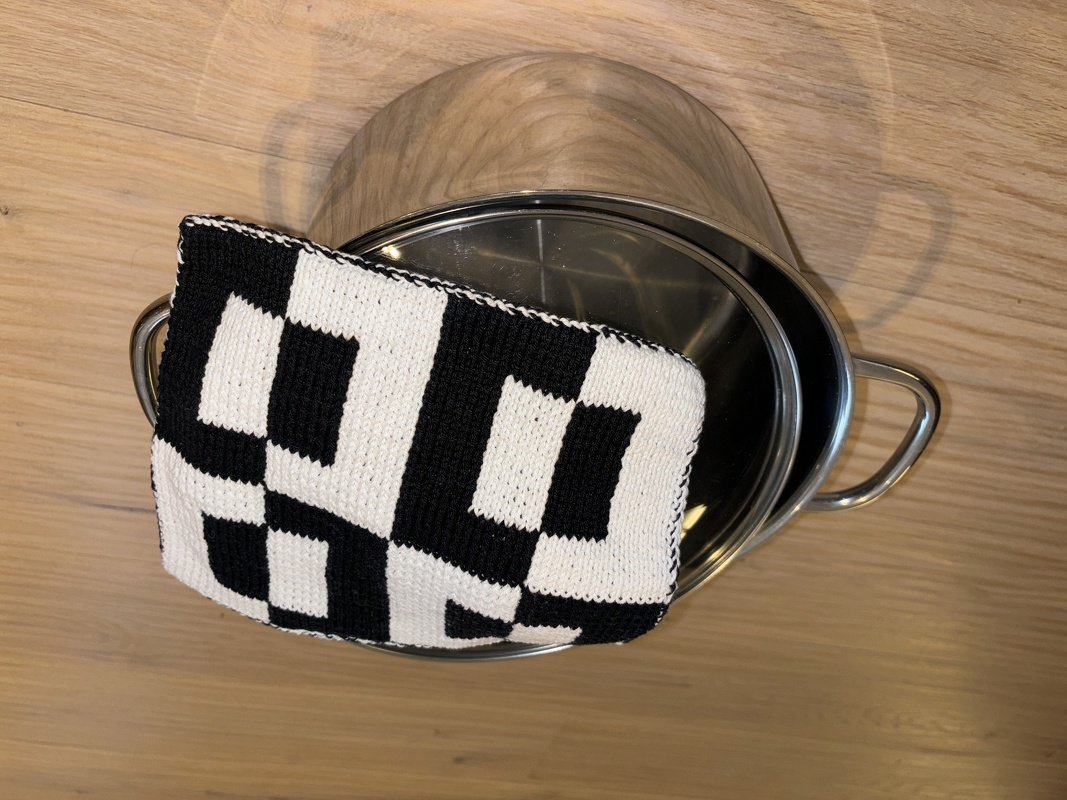 Potholders ‘Change Blocks Black & White’ – Knitting Instruction Double Face - Image 2