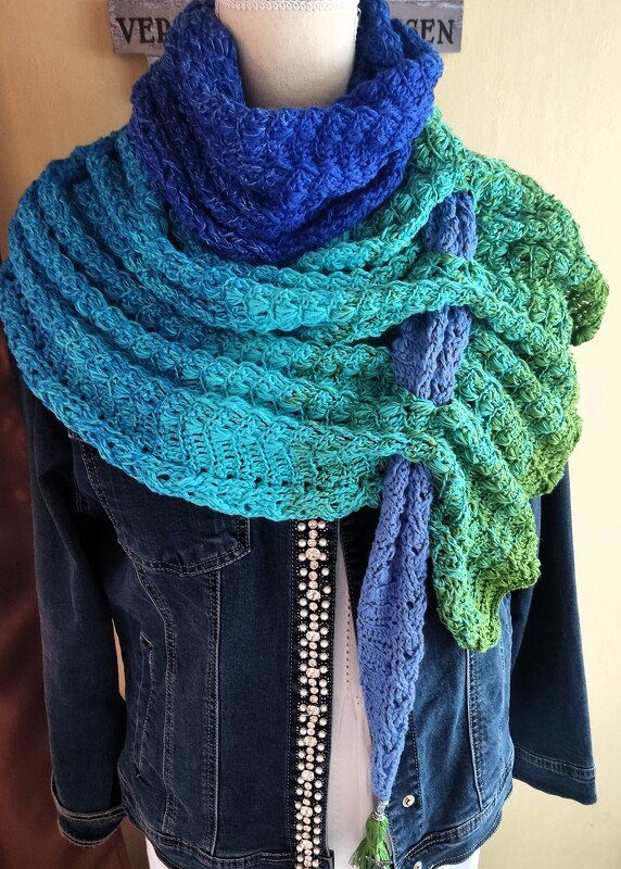 "Tugela" - triangle scarf with wave crochet pattern