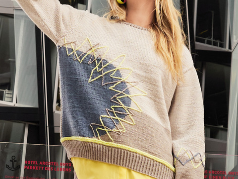Farbflächenpulli in Grau, Blau und Beige mit Stickerei in Hellgelb