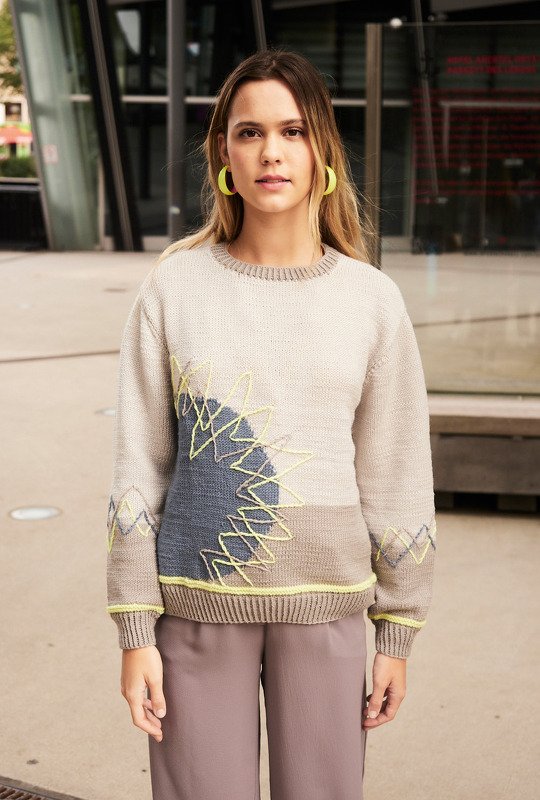 Farbflächenpulli in Grau, Blau und Beige mit Stickerei in Hellgelb - Bild 5