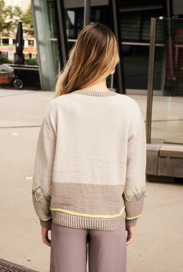 Farbflächenpulli in Grau, Blau und Beige mit Stickerei in Hellgelb